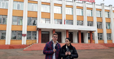 гимназисты Даниил Лещенко и Дарья Салатова сдавали обществоведение и справились раньше остальных.
