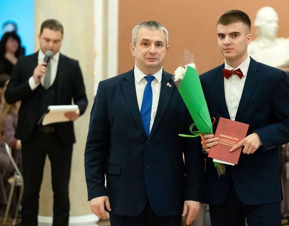 Иван Крупко вручает награду Владиславу Цурко