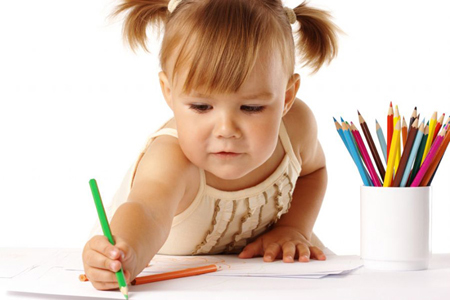 Ребенок рисует. Фотография с сайта knews.by