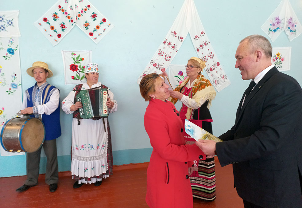 Сергей Косинский вручает награду Марине Горбатиковой