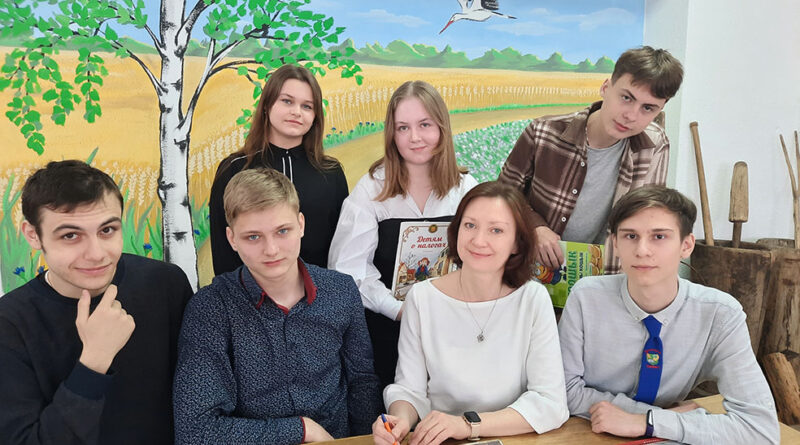 слева направо в верхнем ряду: Анна Базарник, Арина Ходько, Антон Борисенко; в нижнем ряду: Илья Артамонов, Ярослав Гогоша. Оксана Куликова и Никита Гавлев