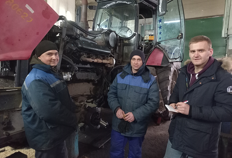 Механизатор Петр Северинчик, сварщик Дмитрий Шевко и инженер по охране труда Владимир Борисенко 