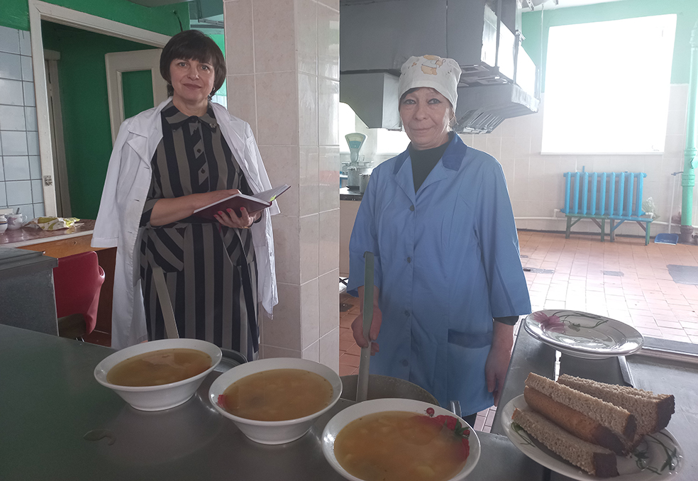 Раиса Мороз и Вера Котловская в столовой 