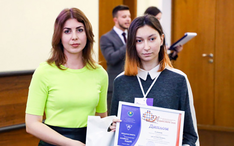 награду Евгении Елисеевой вручает магистр филологических наук, старший преподаватель кафедры журналистики Гродненского университета имени Янки Купалы Надежда Наседкина.