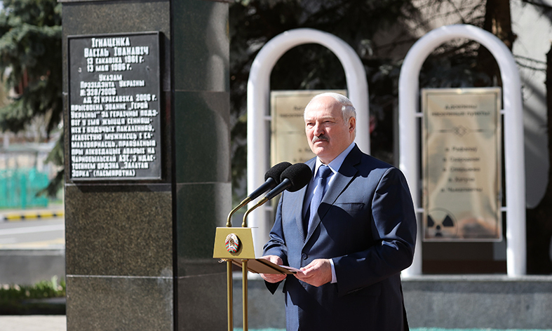 Лукашенко почтил память ликвидаторов аварии на ЧАЭС Президент Беларуси Александр Лукашенко принял участие в митинге-реквиеме по случаю 35-летия аварии на Чернобыльской атомной электростанции, который состоялся 26 апреля в Брагине. На снимке: 1-5. Александр Лукашенко принял участие в закладке Аллеи Памяти, посвященной 35-й годовщине аварии на ЧАЭС. 6-11. Александр Лукашенко во время митинга-реквиема. 12, 13. Александр Лукашенко время посещения Брагина. 14-17. на митинге реквиеме. 18. памятный знак на месте закладки аллеи. Фото Максима Гучека, БЕЛТА. 19-22. Александр Лукашенко во время митинга-реквиема. 23-26. Александр Лукашенко время посещения Брагина. 27. памятник Василию Игнатенко. 28. памятник отселенным деревням. 29-33. на митинге-реквиеме. Фото Сергея Шелега, БЕЛТА.