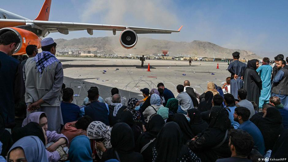 Кабул.jpg А вот так закончилось: афганцы пытаются сквозь колючую проволоку пробраться к самолету и улететь из Кабула