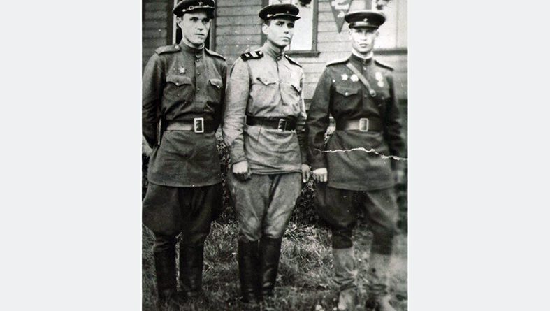 Леонид Лобанов (на фото в центре) с сослуживцами