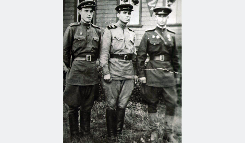 Леонид Лобанов (на фото в центре) с сослуживцами