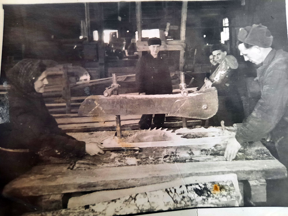 В цехе и в кругу работников лесоперевалочной базы 