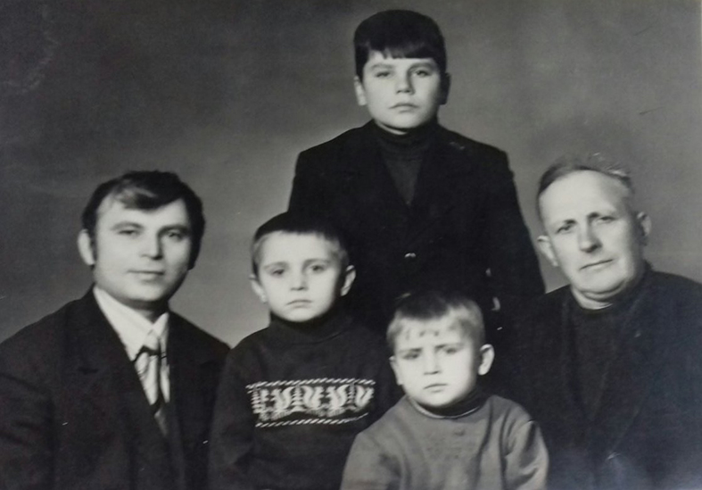 Супруг и отец Тамары Сопот с ее сыновьями и племянником