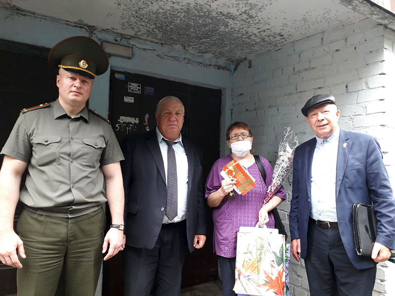 Дочь Бориса Григорьевича Семенова приняла подарки для отца