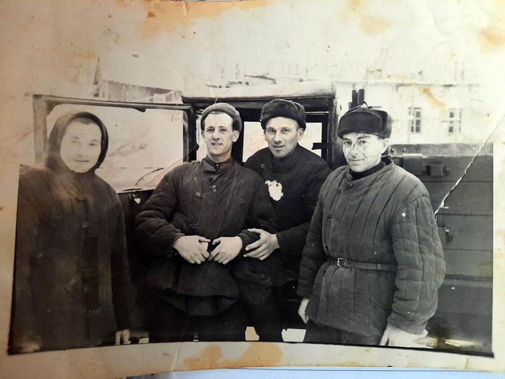 В цехе и в кругу работников лесоперевалочной базы 