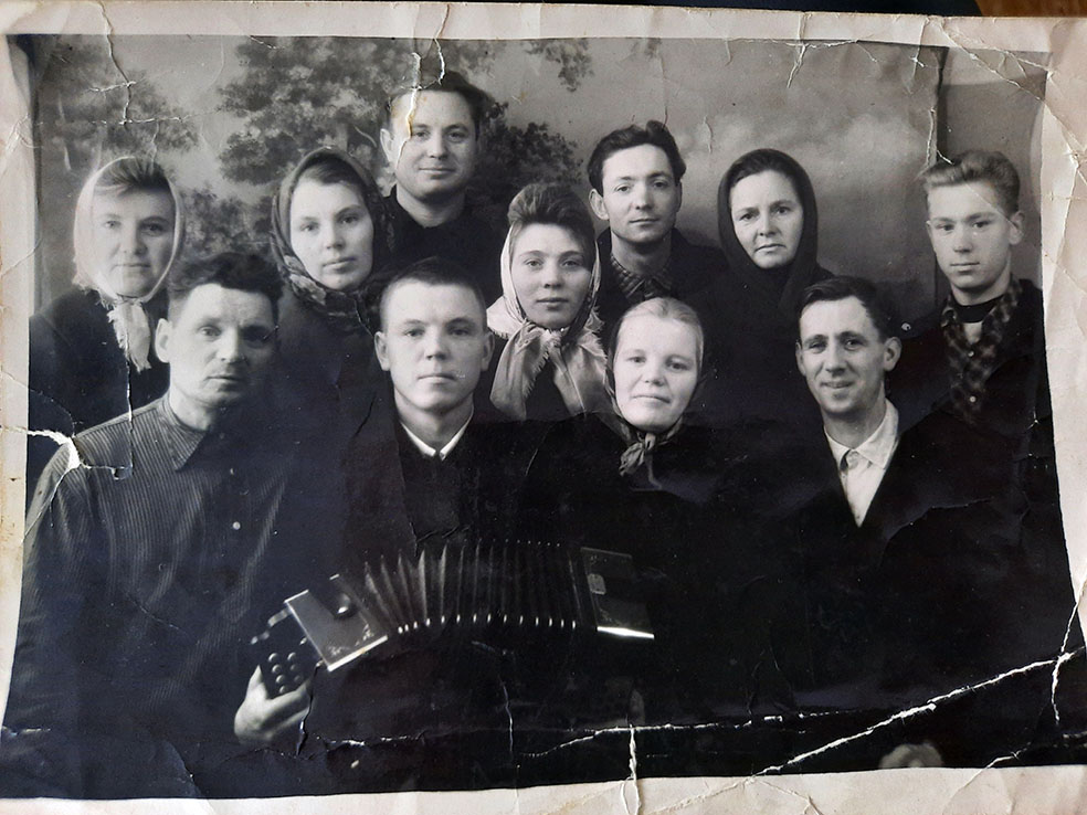Руднянская молодежь, 60-е годы, Леонид Соловьян с супругой Лидией – крайние справа в нижнем ряду