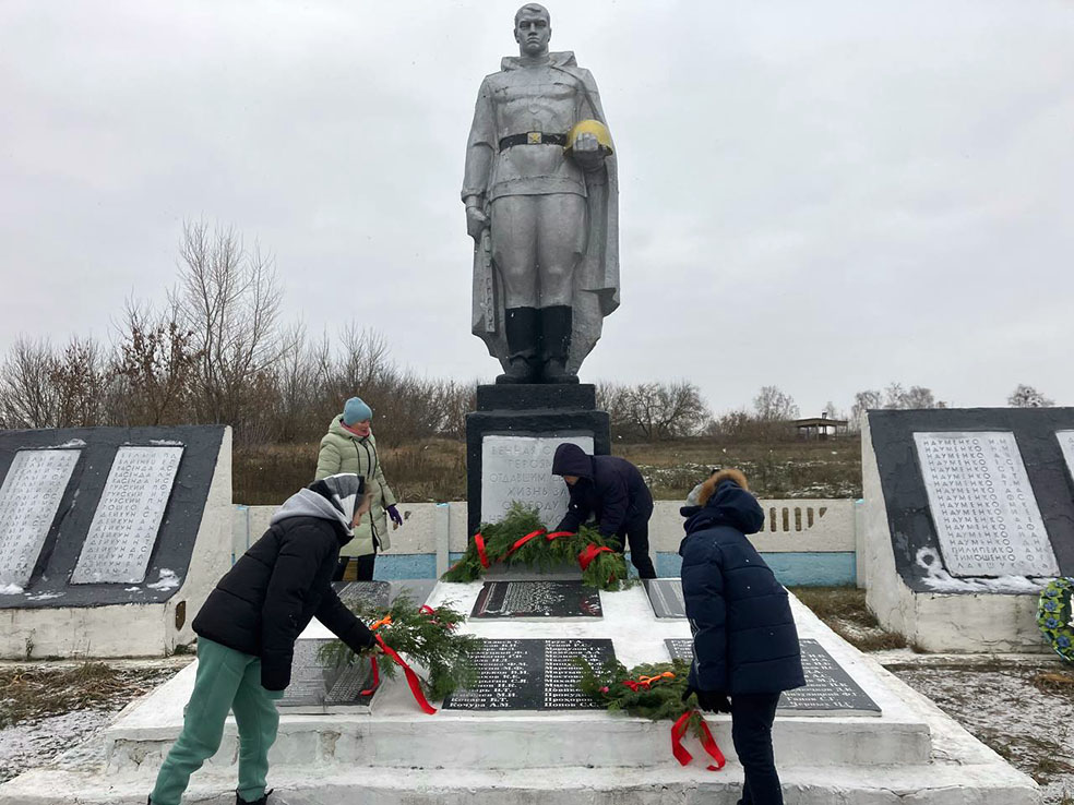 Возложение венков к братской могиле в д.Новинки