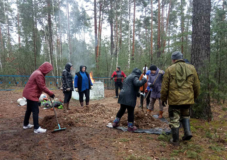 Наведение порядка на кладбище в Савичах