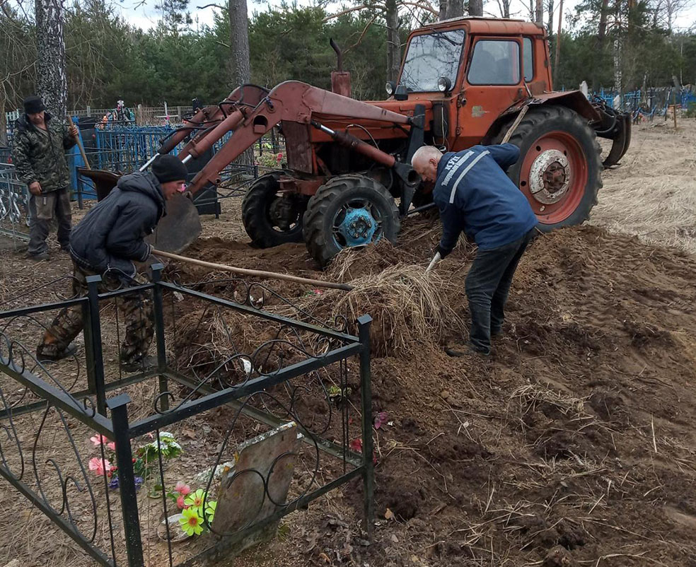 Уборка мусора на кладбище в д.Боруск