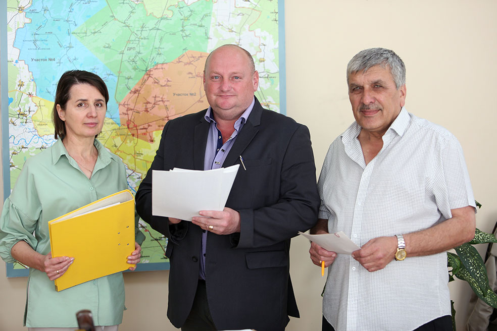 Инспектор по кадрам и председатель профкома Елена Нестерчук, главный инженер Вадим Дашкевич и инженер по охране труда Павел Маржина. Для обоих мужчин предприятие стало первым и единственным местом работы. Стаж Павла Миновича составляет более 40 лет, Вадима Николаевича – более 18 лет