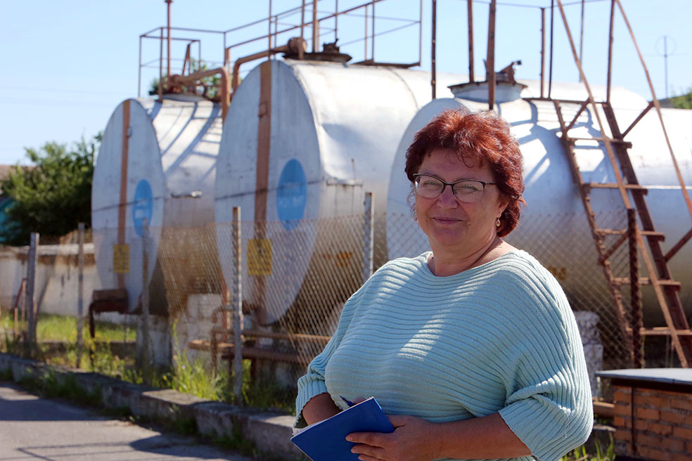 Кладовщик-заправщик Жанна Цалко пришла в ДРСУ-152 в 2004 году