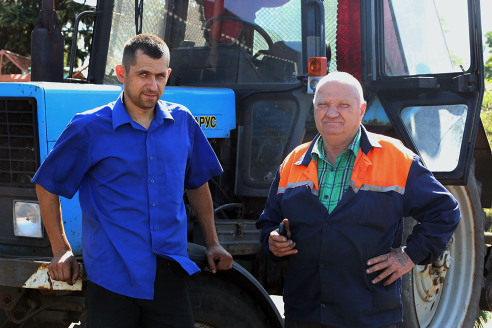 Тракторист Александр Веко и машинист автогрейдера Василий Мартинович. Продолжатель и родоначальник трудовых династий. Александр Александрович пришел на предприятие вслед за отцом и бабушкой. А вот Василий Петрович привел в ДРСУ-152, где трудится почти 40 лет, сына.