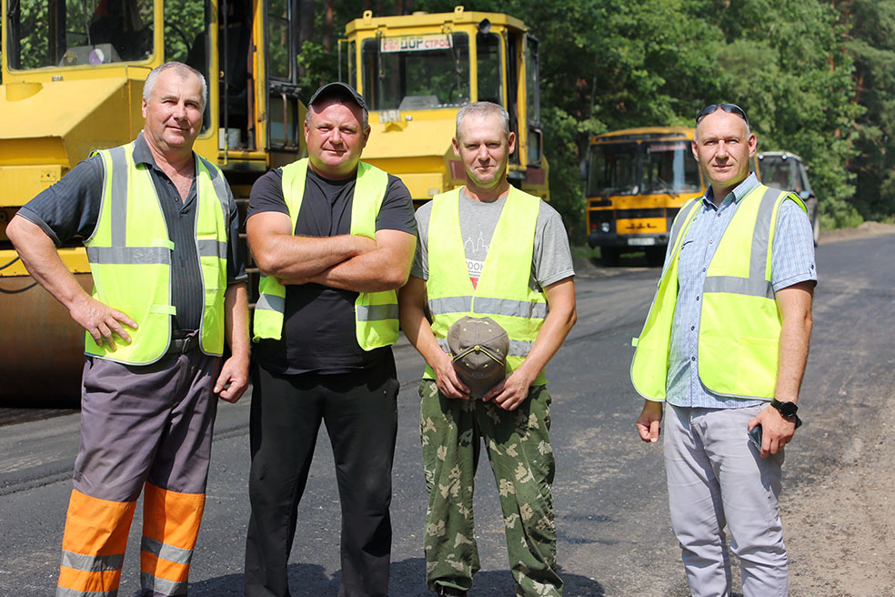 Водитель Михаил Пинчук, машинисты катка Александр Алексеев и Анатолий Крек и заместитель директора Дмитрий Исаев. К слову, Дмитрий Александрович в ДРСУ-152 трудоустроился сразу после окончания Мозырского политехнического колледжа. Было это в 1998 году. Начинал обычным дорожным рабочим и не жалеет, потому что этот опыт помог ему окончательно определиться с профессией.