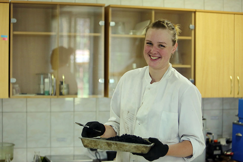 За качеством производимого на АБЗ асфальта следит лаборант Любовь Стрельченко.