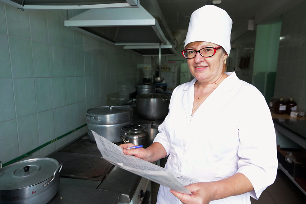 Шеф-повар Любовь Шавловская всегда старается приготовить для воспитанников вкусную и полезную еду