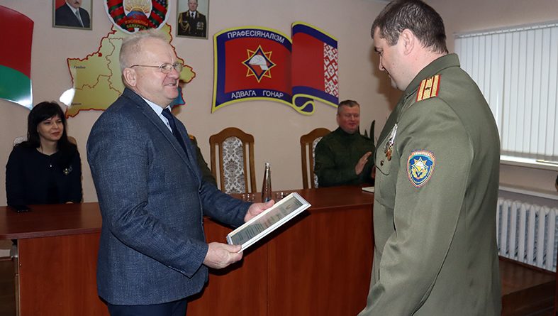 Валентин Васюта вручает награду Сергею Хорошкевичу