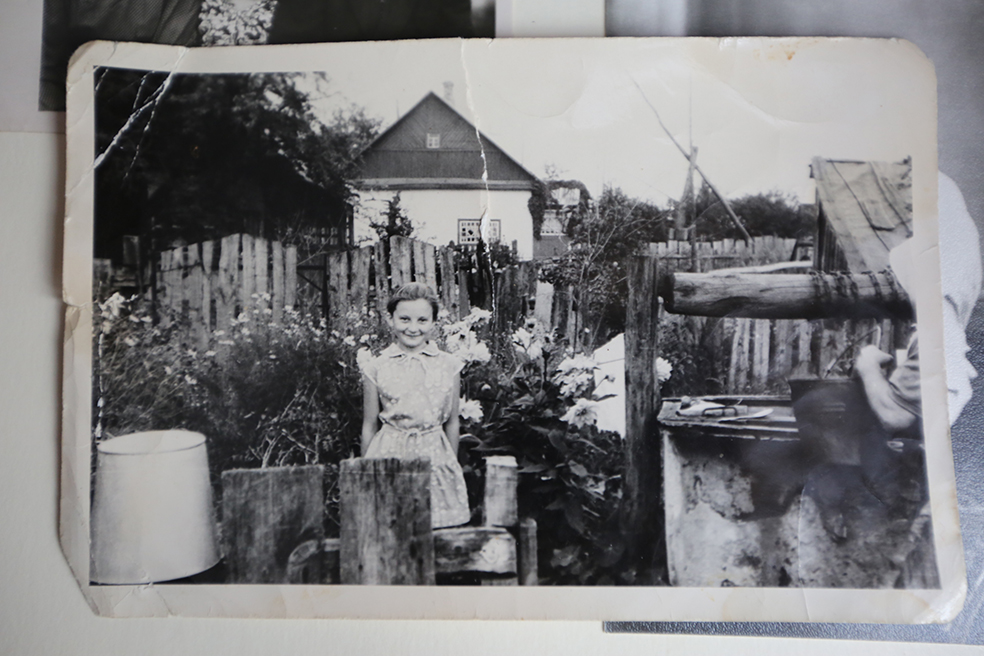 Младшая сестра Зои Антоновны, Наталья, на фоне родного дома в деревне Радин. Конец 70-х.