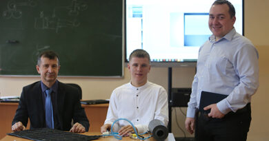 Александр Лунцевич, Артем Санько и Сергей Аднаральчик демонстрируют новую разработку