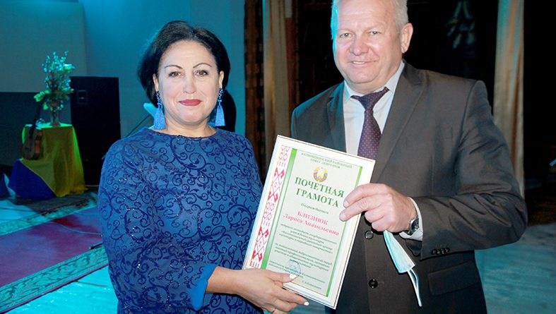 Валентин Васюта вручает награду Ларисе Близнюк