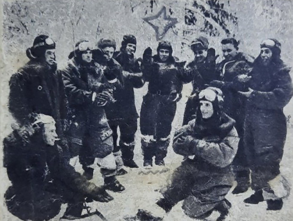 Летчики 248 иап. Третий слева Овчинников