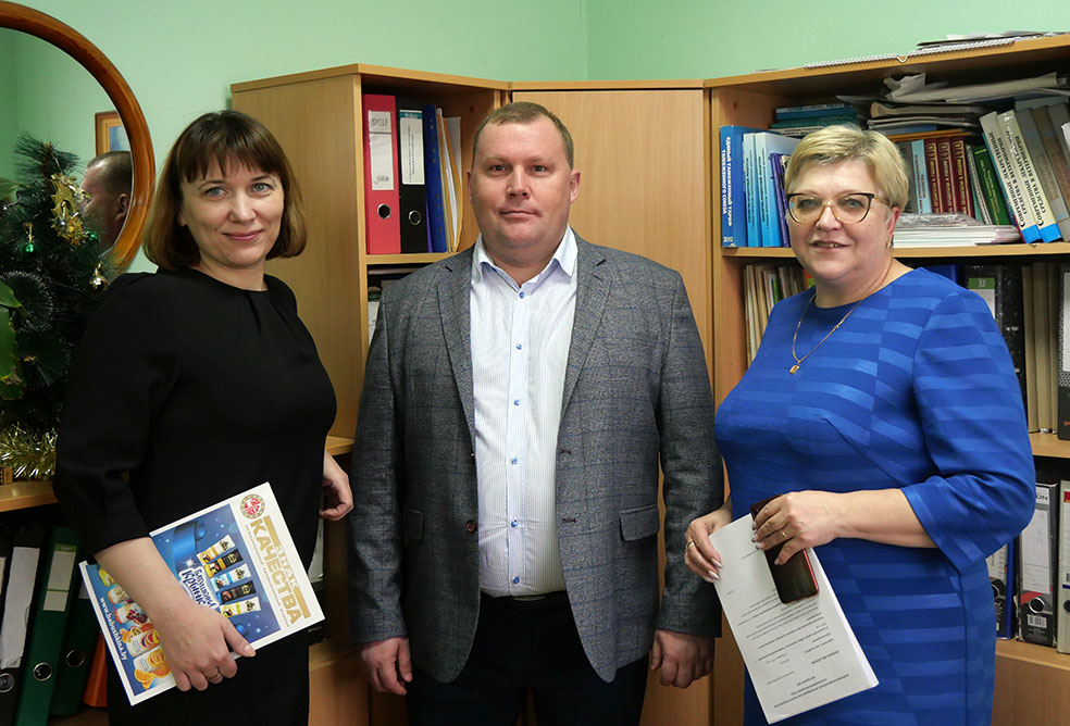 Юрисконсульт Ольга Рубцова, заместитель директора Игорь Титовец, специалист по ВЭД Валентина Веко 