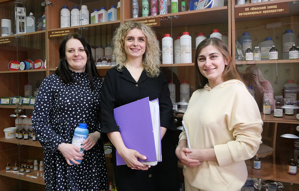Ветврачи склада отпуска ветпрепаратов Елена Ком, Ольга Ляховец, Дарья Масло 