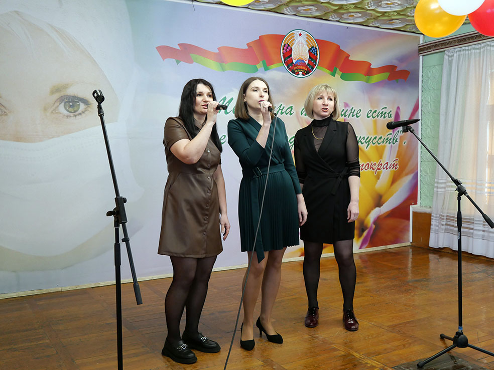 Олеся Куприенко и ее группа поддержки