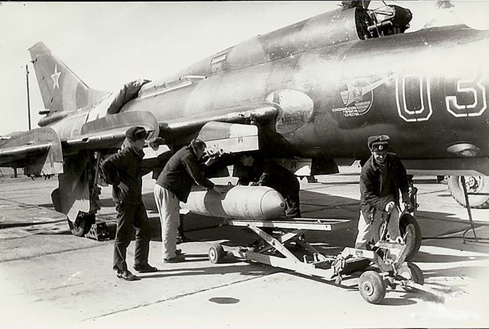 Подвеска авиабомбы ОФАБ-500ШР на Су-17М3. Аэродром Шинданд, 1985 год