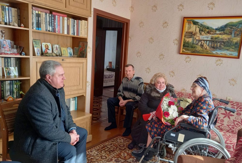 На фото: Владимир Привалов (справа) во время посещения Комаровской Е.В.