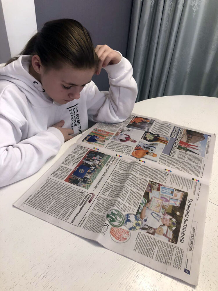 Лучший повод отвлечься от уроков - почитать любимую газету. Автор - Ирина Грищенко