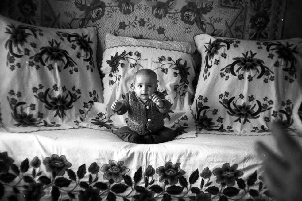 Виктория в детстве на бабушкиной кровати