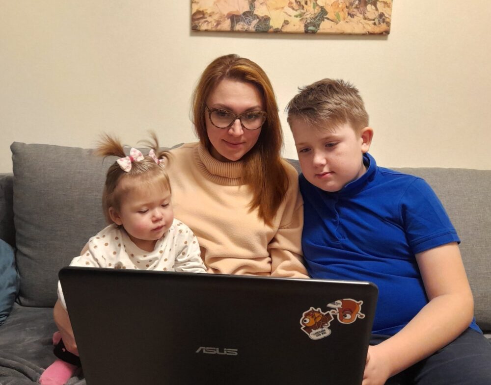 Мама в декретном отпуске Алла Веко со своими детьми слушают выступление Президента страны