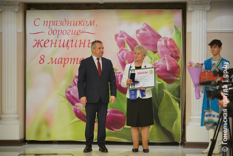 Зинаида Хлебовец получила награду из рук губернатора Ивана Крупко