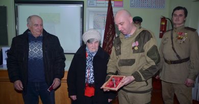 Андрей Емельяненко передает реликвию племянникам