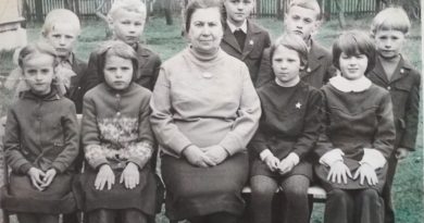 Тимошенко Мария Прокофьевна со своими учениками. 1982 год