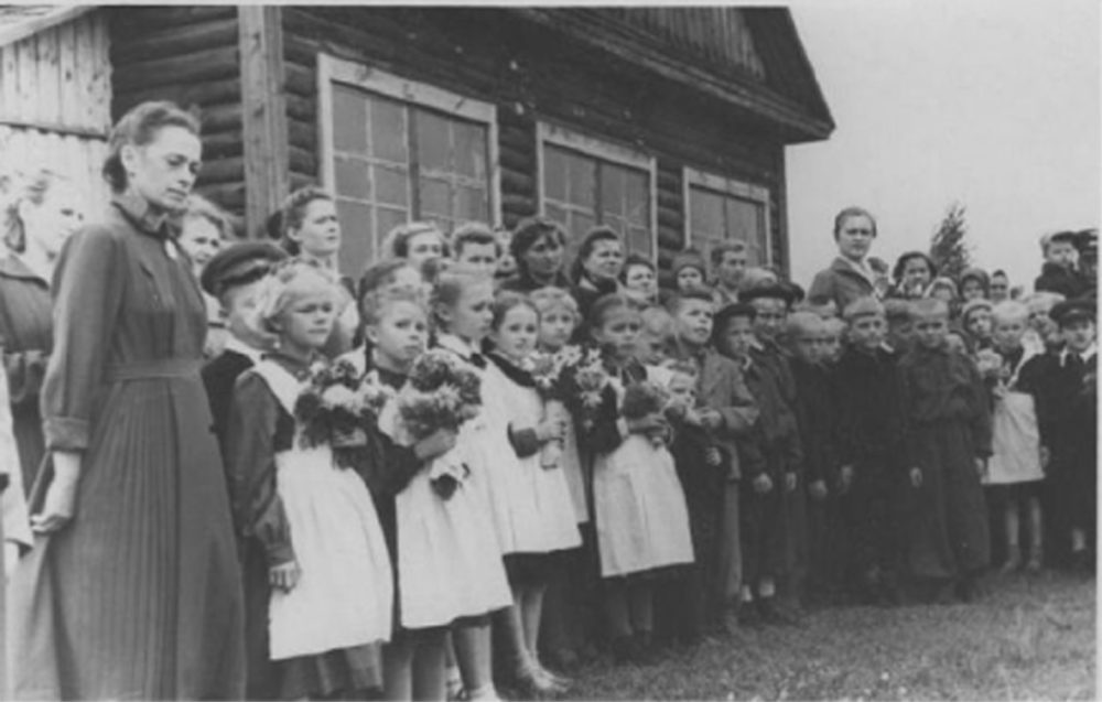 1 верасня 1957 г. Першая злева – настаўніца Майсюкова (Харлан) Вольга Рыгораўна.