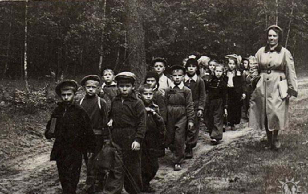 Усім класам у паход. Настаўніца Наўгародава Вера Аляксандраўна. 1959/60 навучальны год.
