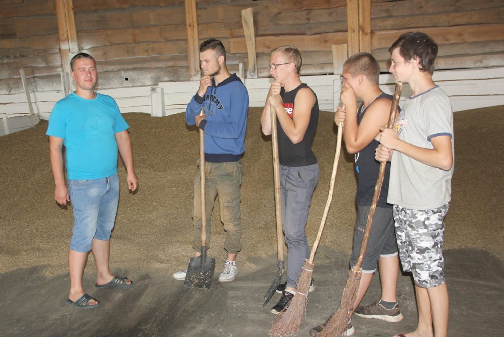 Злева направа: аграном СВК "Дружба-Аўцюкі" Міхаіл Дулуб, Аляксандр Лянкевіч, Аляксандр Дулуб, Мікіта Арцюшэнка і Вячаслаў Дэсімон