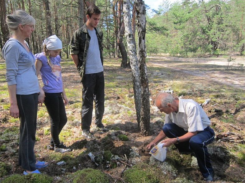 Родственники Григория Ключника на первоначальном месте захоронения красноармейца.