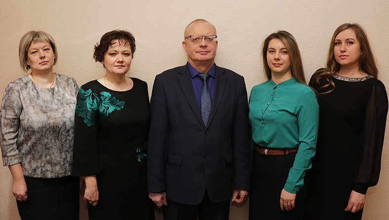 На снимке слева направо: Татьяна Позняк, Людмила Лось, Юрий Сергеенко, Ирина Миронова, Татьяна Гриценко.