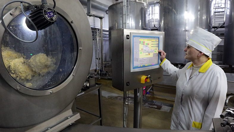 Мастер цеха Алла Руденя контролирует технологический процесс производства масла